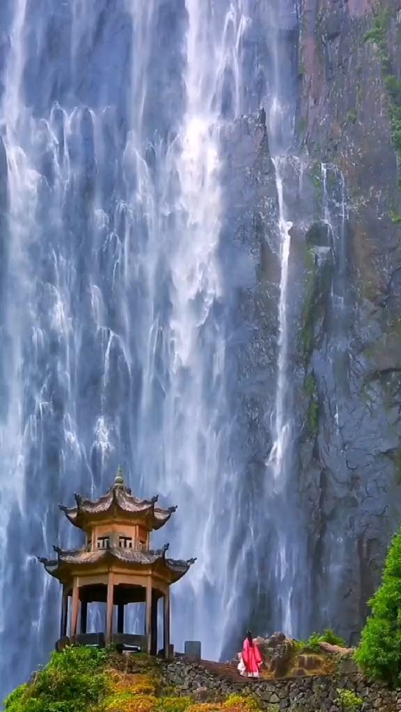 一个女生狠心拒绝了一个很胖的男孩的表白，还说，谁会跟一个又胖又呆的死胖子。女生是不是说话很损？游戏画面